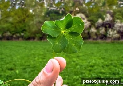 pt电子游戏深度解读：英雄联盟竞猜的双轨时代——数字彩票与传统模式全维度评测