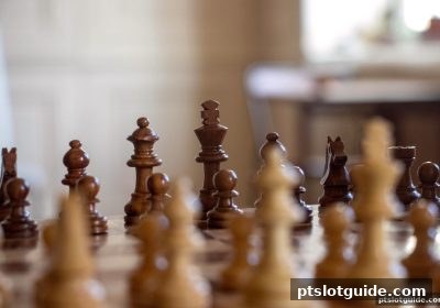 德州扑克心理战全解析：扑克脸技巧与pt电子游戏实战进阶